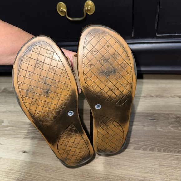 DONALD PLINER Fiji Light Bronze Distressed Metallic Thong Wedge Sandals Size 7 - Picture 8 of 8